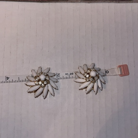 Judy Lee Navette White Milk Glass & Rhinestones Swirl Brooch w/set of earrings - Picture 5 of 17